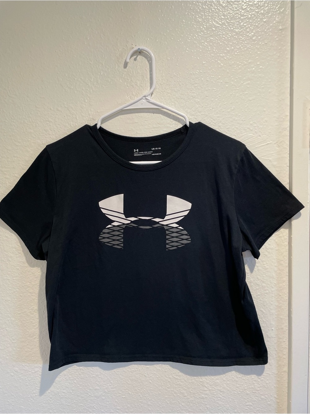 Under Armour • Black HeatGear Cropped Graphic Tee T-Shirt • Size Large•Loose Fit